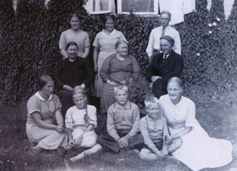 Kustaa Muilun perhe Padingin koululla 1930luvulla: Takarivissä Taimi, Maija ja Ville; Keskellä Isoäiti, Äiti Liisa ja Isä Kustaa; Eturivissä Elsa, Saima, Samuli, Toivo ja Anna-Liisa.