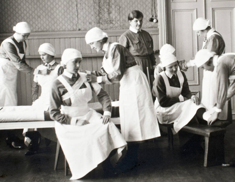 Medical Lottas training to wrap bandages