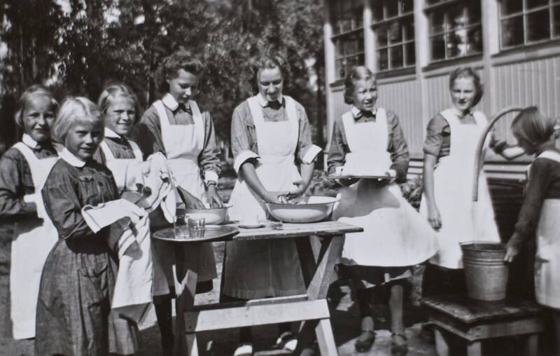 Lottas and Junior Lottas of Lievestuore washing dishes.