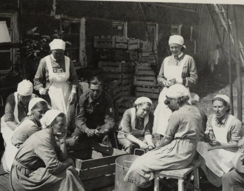 Lottas peeling potatoes at a fortification construction site in 1939.