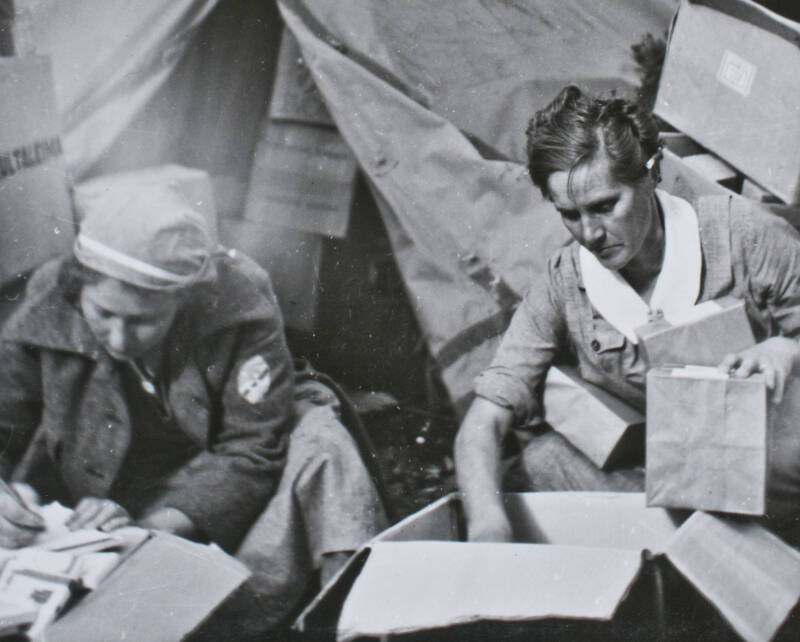 Lottas unpacking a canteen delivery