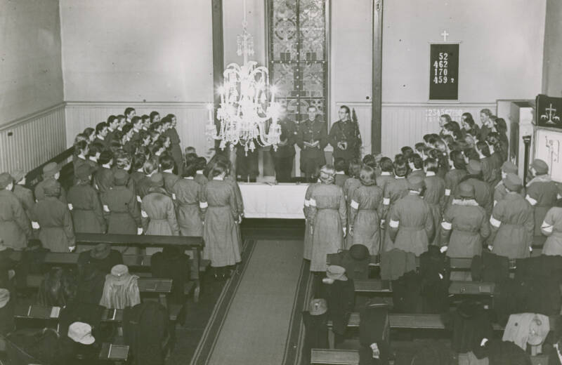 Lottas making the Lotta Pledge at Hyvinkää church in 1941.