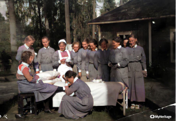 Taimi Rajala, takarivissä 4. vasemmalta, lääkintälottakurssilla Nuijamaalla vuonna 1938.