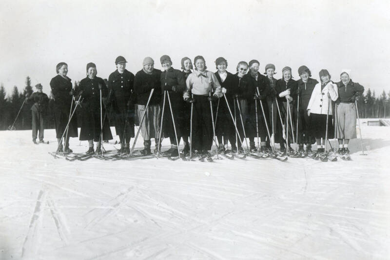 Karttulan lotat prosenttihiihdoissa 12.3.1939, Ida kuudes vasemmalla.