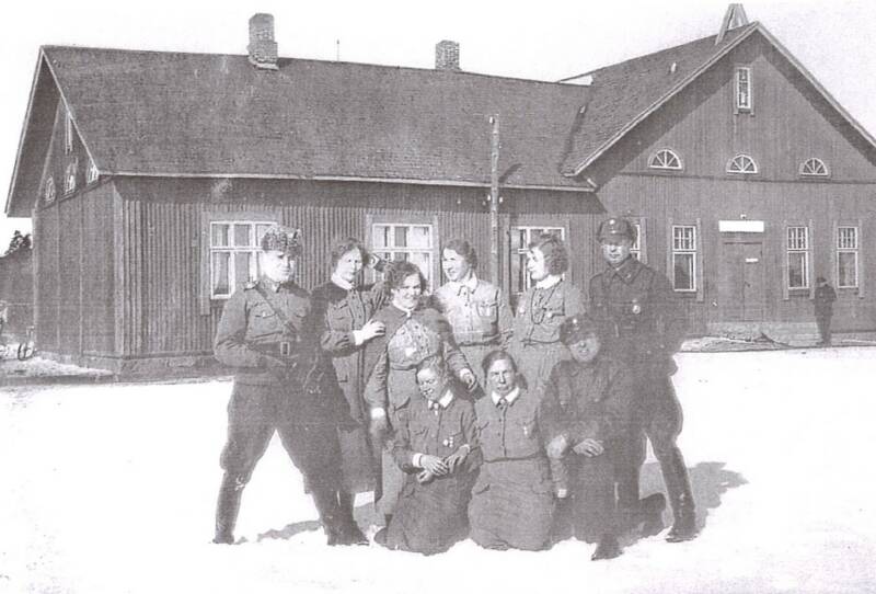 Lottien kurssin kouluttajia. Takana oikealla Toimi ja Salme Pyykkö. Kuva on otettu suojeluskuntatalon edessä ehkä 1936-37.