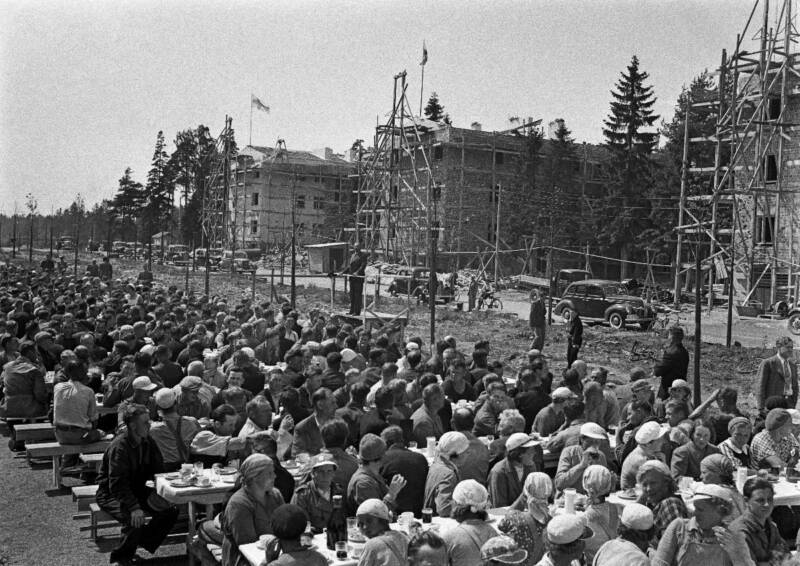 Olympiakylän harjannostajaiset 1940. Hugo Sundström. Museovirasto.