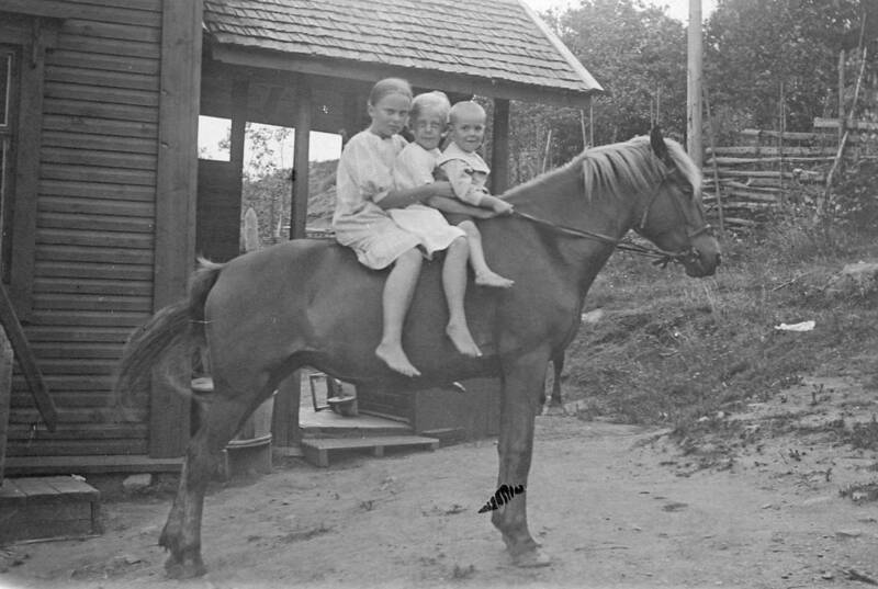 Maja, Rita ja Jorma hevosen selässä. Martti Linnoven kokoelmat.