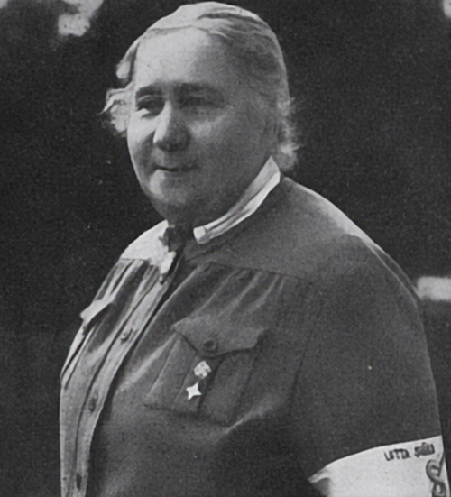 Fanny Syrjänne lottaunivormussaan