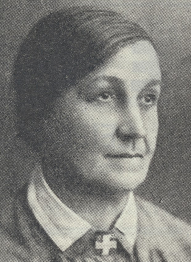 Hilda lottapuvussa