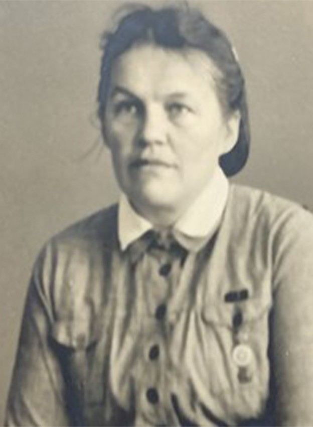 Annikki lottapuvussa