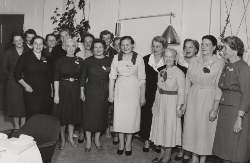 Ryhmäkuva vuodelta 1959, jossa Työmaahuollon työntekijät juhlistaa 15-vuotiasta Työmaahuoltoa.