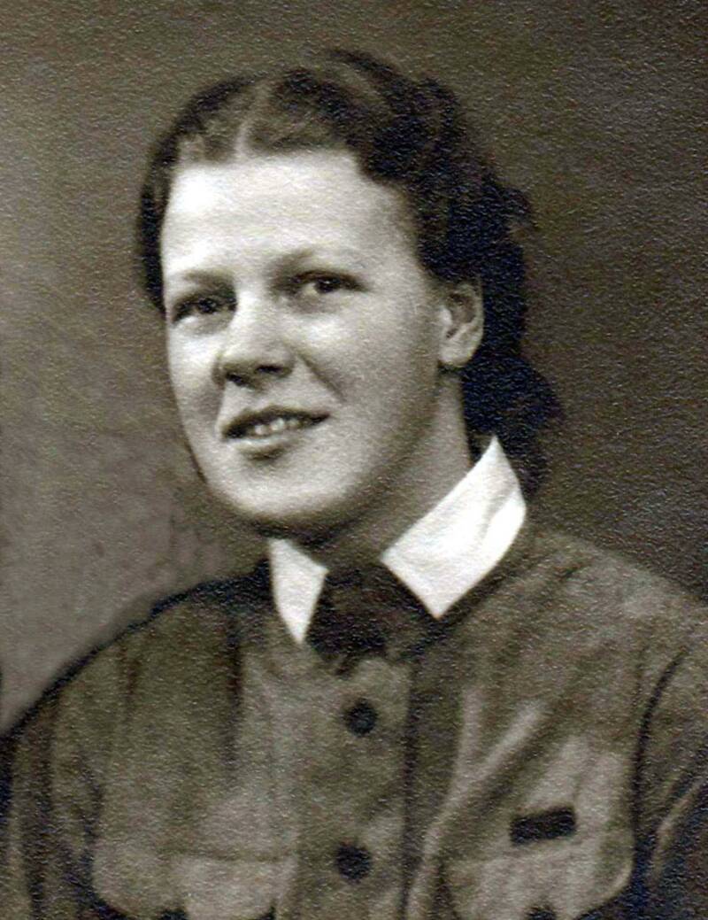 Gertrud lottapuvussa