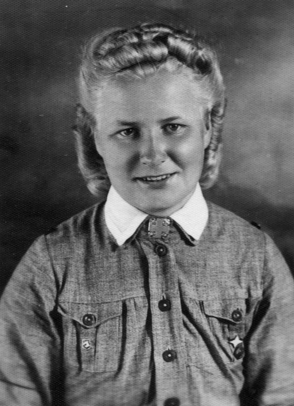 Iida lottapuvussa