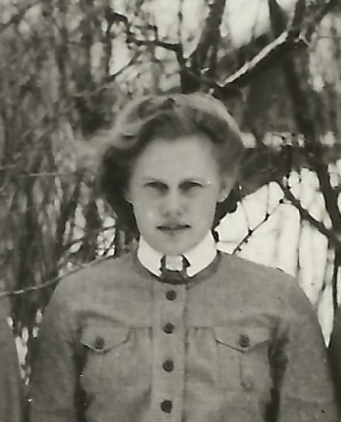 Annikki lottapuvussa