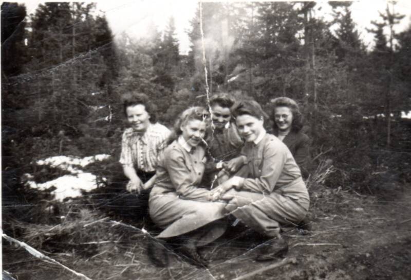 Ryhmäkuva metsässä