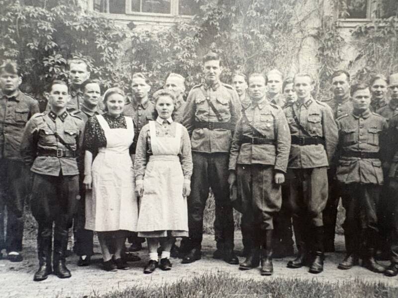 10.LinnP:n lotat ja upseerit (Suhonen Elvi)